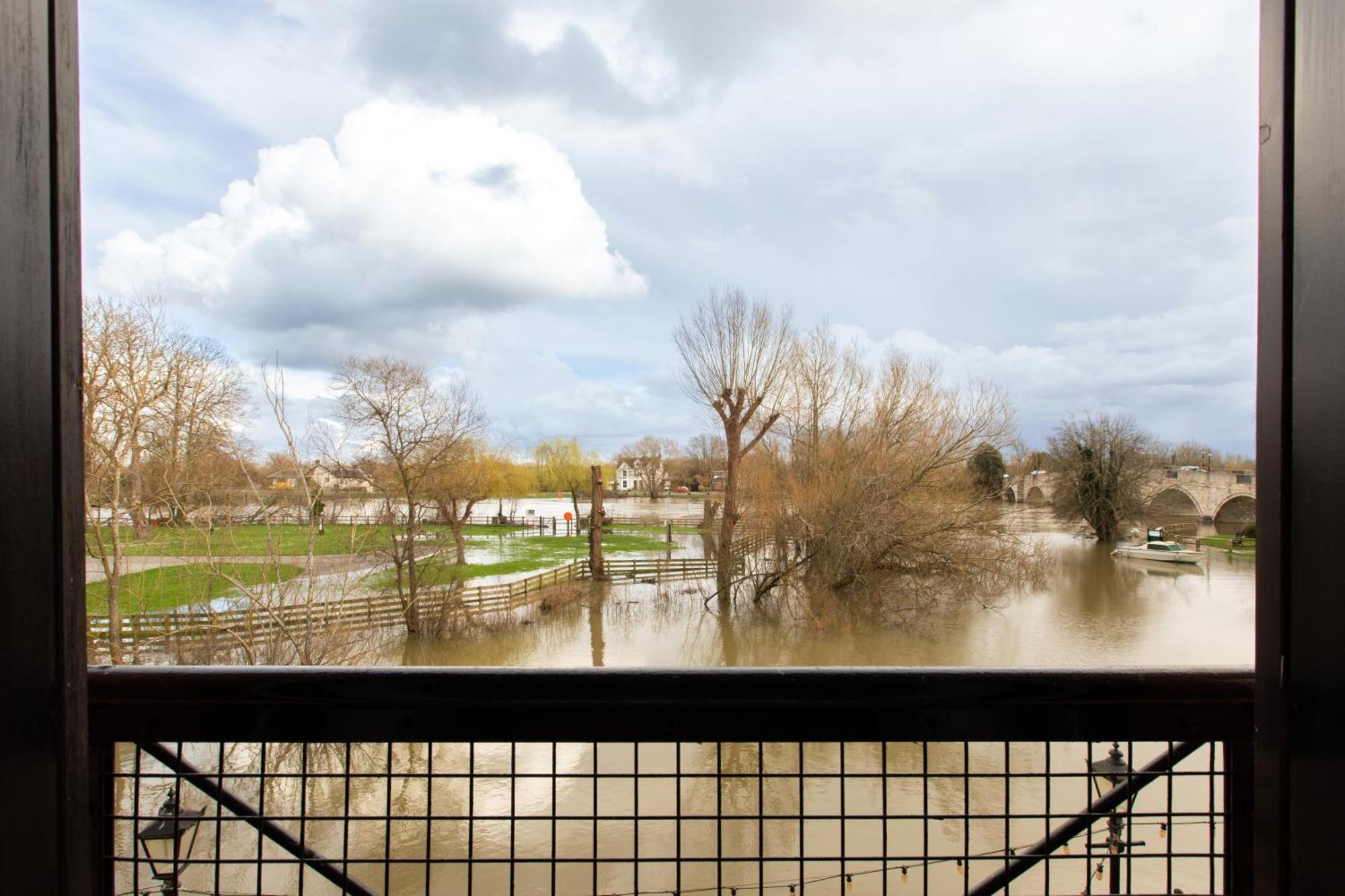The Bridge Hotel Chertsey Exterior foto