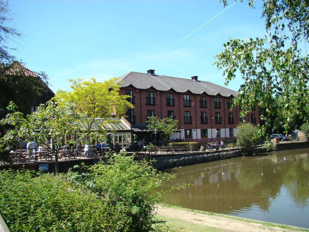 The Bridge Hotel Chertsey Exterior foto