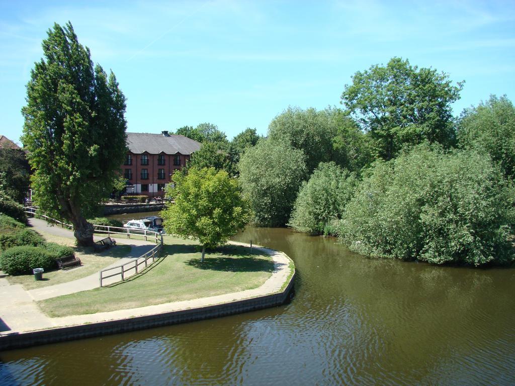 The Bridge Hotel Chertsey Exterior foto