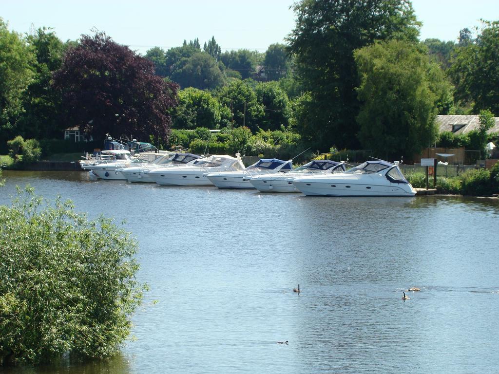 The Bridge Hotel Chertsey Exterior foto