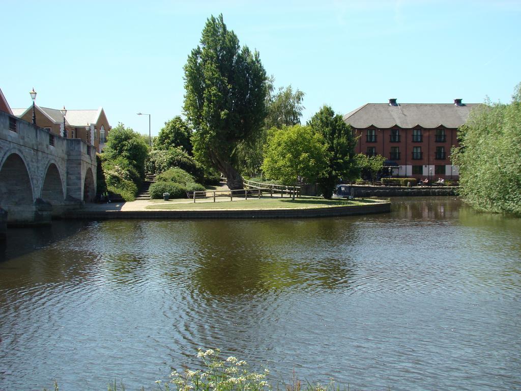 The Bridge Hotel Chertsey Exterior foto