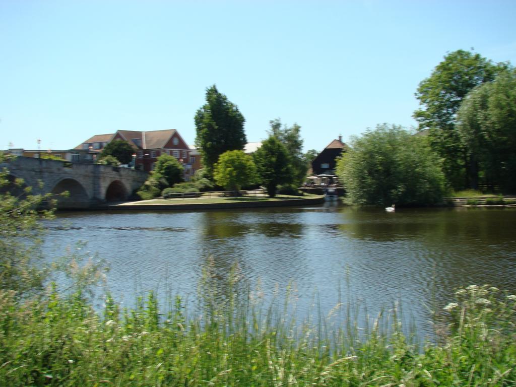 The Bridge Hotel Chertsey Exterior foto