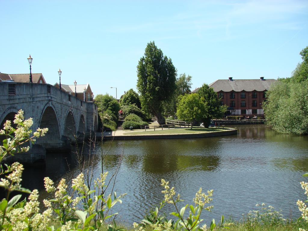 The Bridge Hotel Chertsey Exterior foto