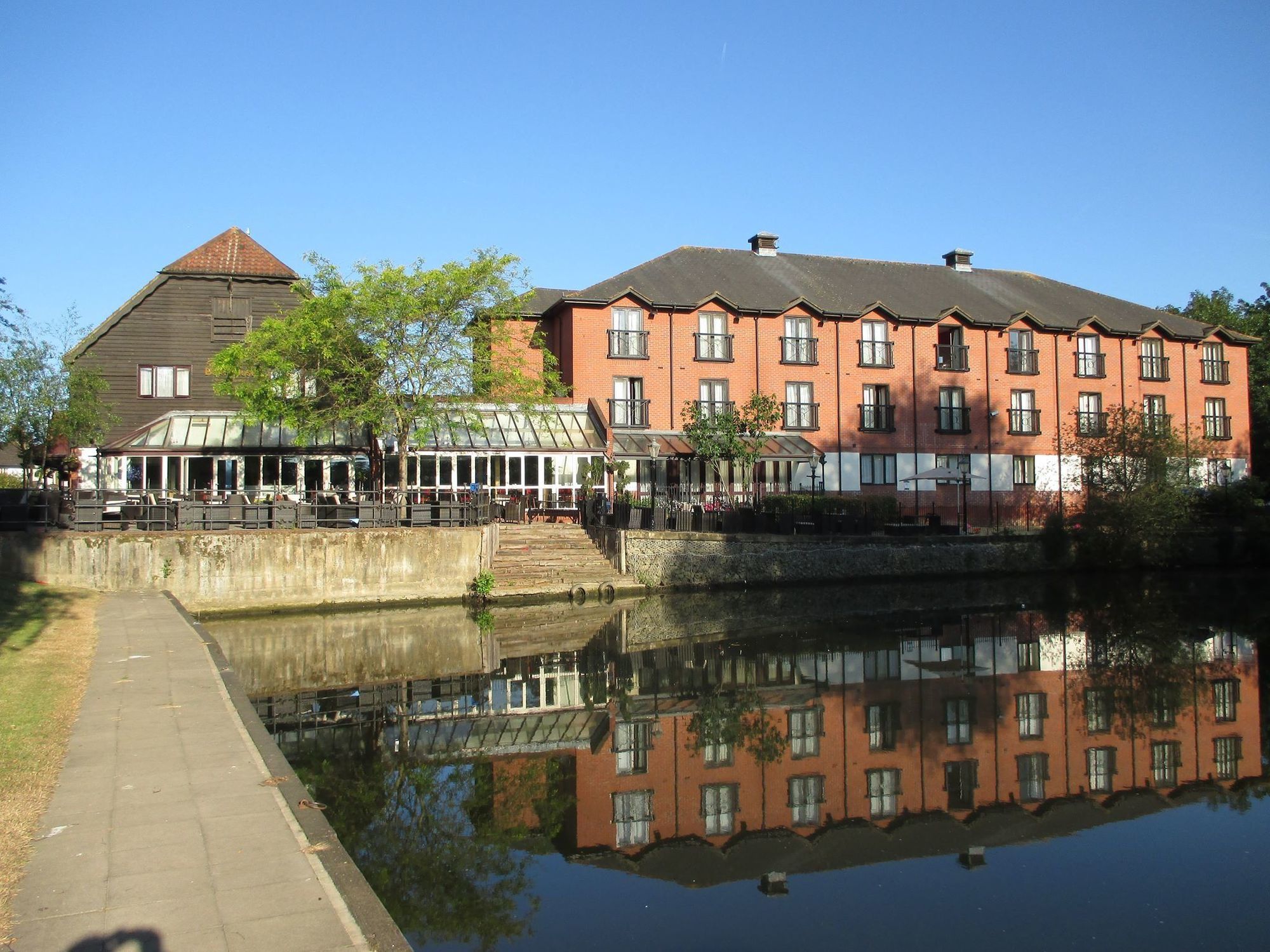 The Bridge Hotel Chertsey Exterior foto