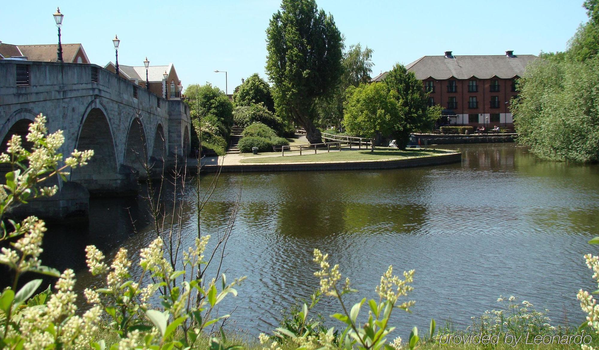 The Bridge Hotel Chertsey Exterior foto