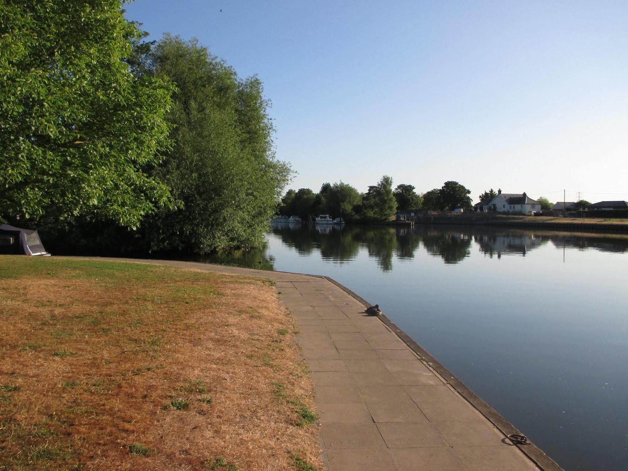 The Bridge Hotel Chertsey Exterior foto